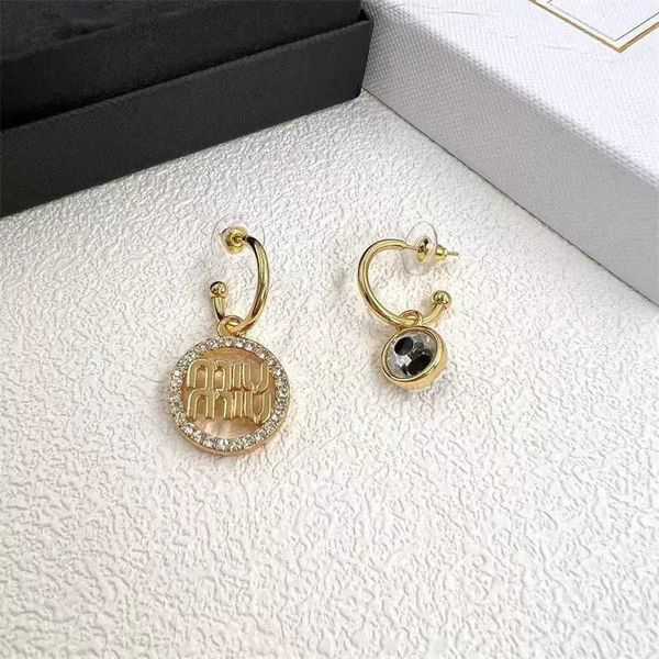 

Brand Designer MIUMIU Fashion Earrings Versatile Asymmetric Sweet Wind Brand High Quality Letter Droplet Earrings with Diamonds for Girls Accessories Jewelry