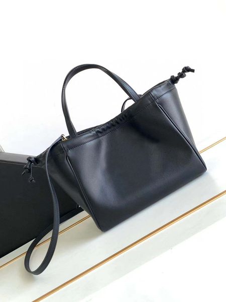 

the drawstring bag can be carried on the shoulder and slung over the decorative drawstring with detachable and adjustable shoulder straps.