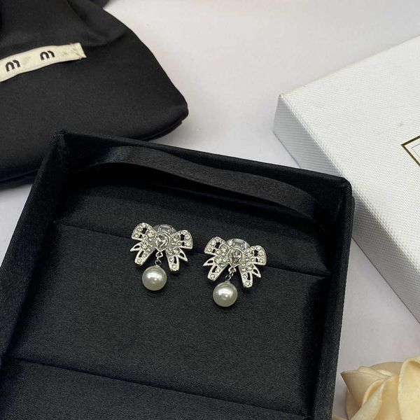 

Top Designer MIUMIU Fashion Earrings New Full Diamond Bowknot Pearl for Women with Exquisite and Advanced Sense and Small Group Style Earrings Accessories Jewelry