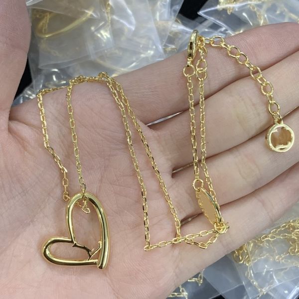 

2023 luxury designer elegant gold and silver bracelet luis fashion women's letter pendant clover bracelet wedding vuttonity special des, Golden;silver