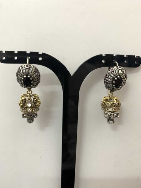 

fashion designer alexander queen skull crown earrings female personality asymmetric king queen earrings, Golden