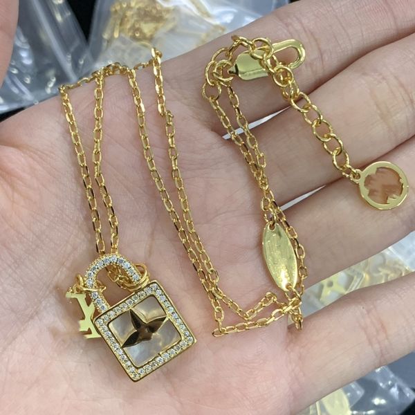 

2023 luxury designer elegant gold and silver bracelet luis fashion women's letter pendant clover bracelet wedding vuttonity special des, Golden;silver