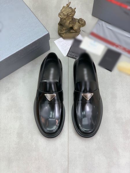 

2023 mens designer dress shoes triangle logo shiny leather luxury fashion gentle men casual toe prom evening shoe with box, Black