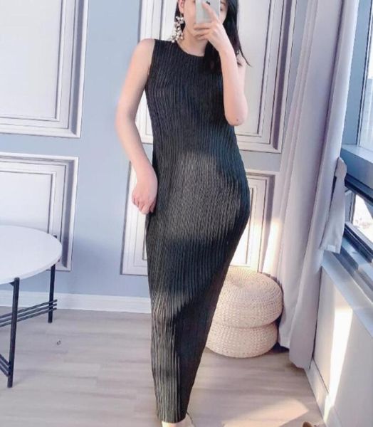 

2021 new issey pleated sleeveless long skirt012345678947000, Black;gray