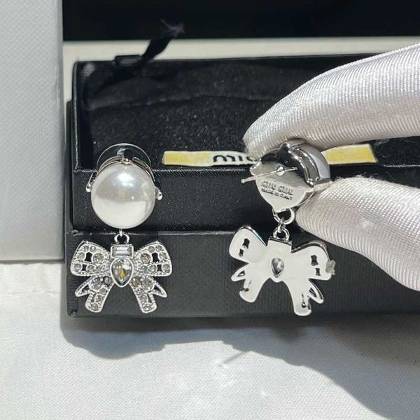 

Top Designer MiuMiu Fashion Earrings Bow Knot Pearl 925 Silver Needle Versatile Earrings for Female Design High Quality and Sensible Earrings Accessories Jewelry