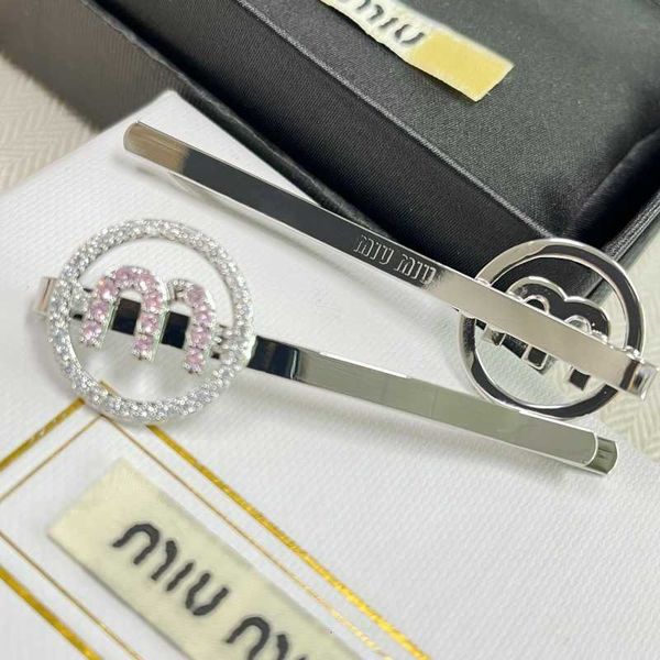 

Top Designer MiuMiu Fashion hairpin new m letter pink inlaid Rhinestone sweet temperament Korean ins one word clip edge clip female light luxury Accessories Jewelry