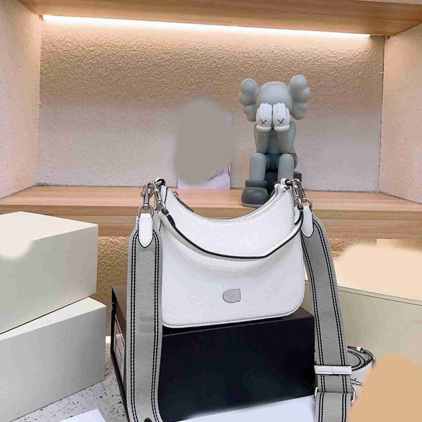 

c letter designer shoulder bags womens simple underarm tote bag leather chain mobile phone luxury handbag purse 230615