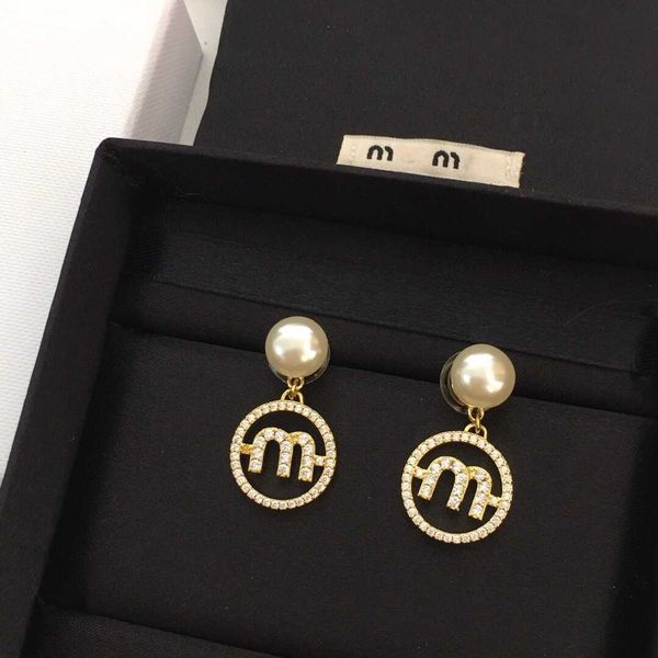

Top designer MIUMIU Fashion Earrings New Letter m Full Diamond Pearl Female Elegant Super Immortal Academy Style Gold Earrings Valentine's Day Jewelry Accessories