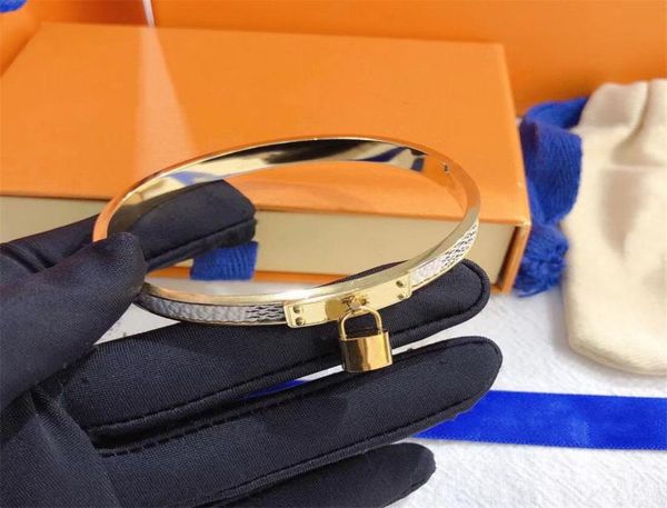 

luxury designer bangle elegant fashion women039s letter pendant clover bracelet wedding necklace special design jewelry4001764, Black