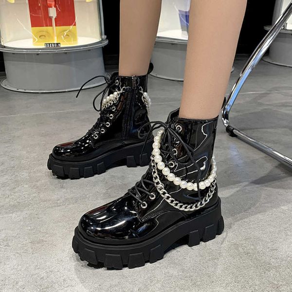

2023 autumn and winter new fashion british style thick bottom pearl chain sweet cool motorcycle boots short barrel martin boots women 230811, Black