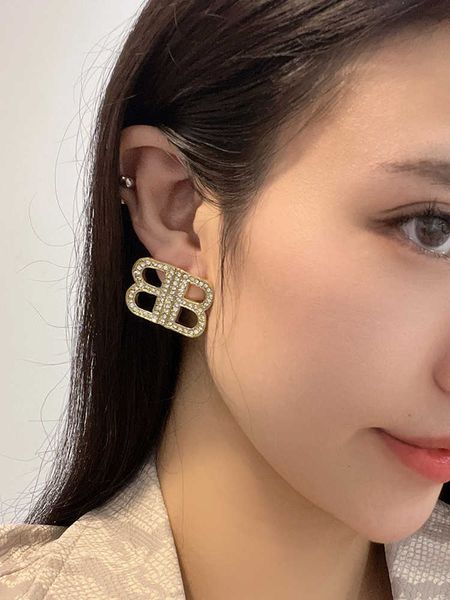 

fashion designer double b 2023 new fashion shining diamond earrings for female minority design sense high grade cold wind mesh red silver ne, Black