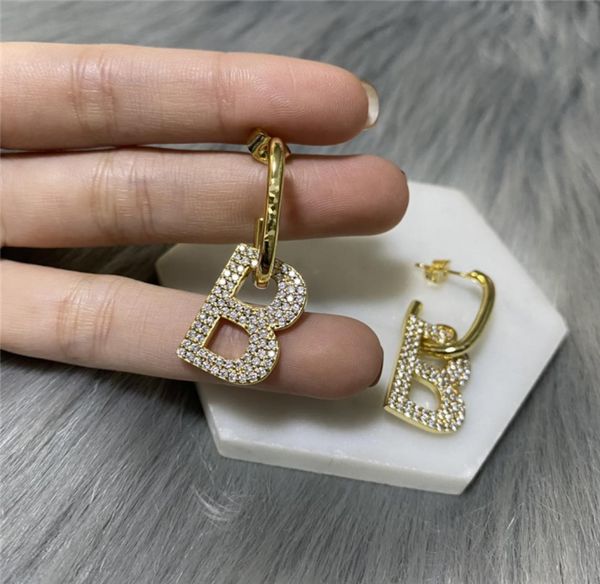 

designer letters charm earring women rhinestone diamond stud hip hop style gold earrings ladies hollow out letter studs2307068, Golden