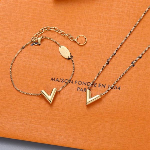 

classic designer pendant charm bracelets gold love v necklace fashion jewelrys wristband plated letter simple heart luxury pendant241u, Golden;silver