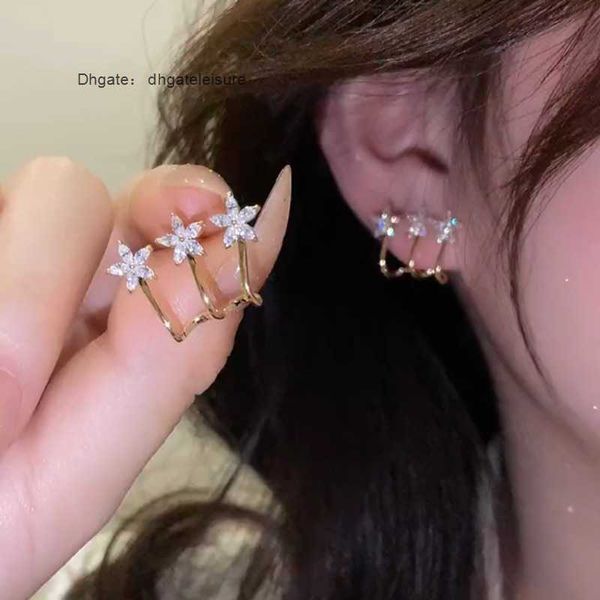 

pendant necklaces charm lats 2022 fashion threeprong flowers stud earrings for women claw ear hook clip earring party trend jewelry accessor, Golden
