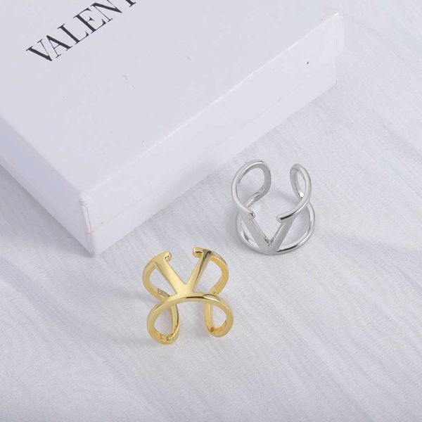 

Designer Ring Valentino Luxury Top V-Letter Metal Unique Avant-garde Sweet Cool Explosion Street Exaggerated Extra Large Wide V Handpiece Ring Accessories Jewelry