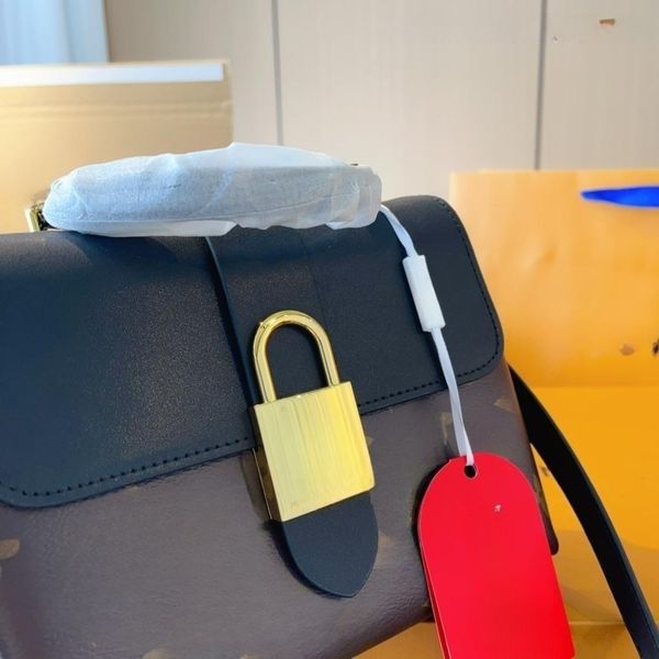 

designer bag, fashionable and classic style, luxurious women's lock bag, very textured and durable, the entire bag is very exquisite