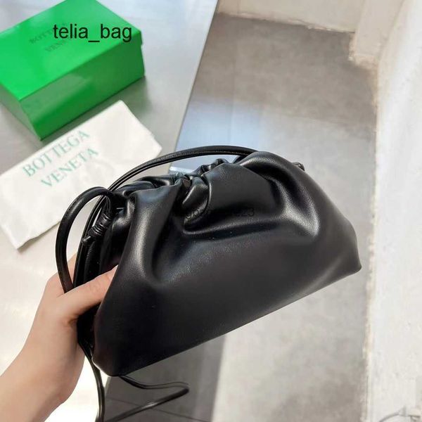 

shoulder lady designer crossbody bottegaas venetaas bags tote cloud girl bag wrapped colors lambskin soft pouch celebrity same style versati
