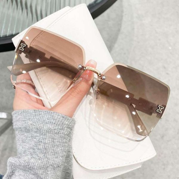 

fashion cut edge sunglasses uv proof, White;black