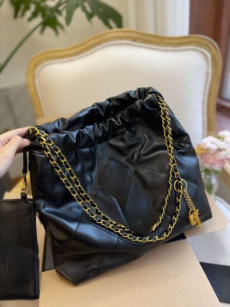 

shopping bag, big tote feels too gentle, it's amazing when paired casually