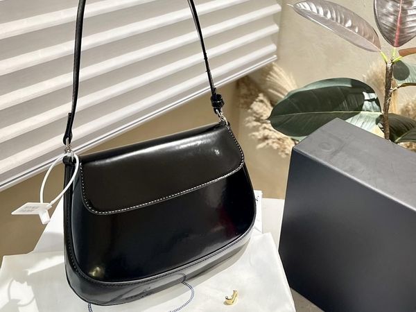 

underarm bag, lightweight and fashionable, essential for trendy people