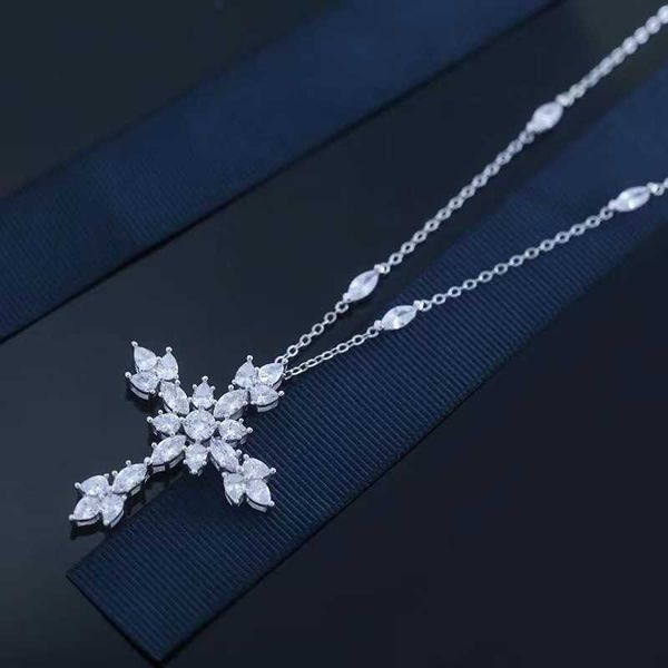 

Designer Necklace Harry W Luxury Top 925 Sterling Silver Full Diamond Cross Temperament Flower Cut Design Sense Necklace Collar Chain fashion Accessories Jewelry