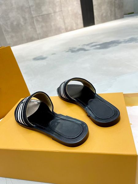 

2023 new luxury designer women sandals channel quilted double jelly style casual women flat slippers summer 0829, Black