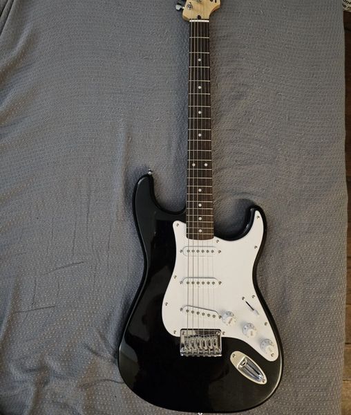 

sq uier bullet st ht black electric guitar as same of the pictures