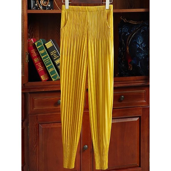 

women's pants s 2023 miyake pleated autumn fashion loose solid color highwaisted elastic simple leisure harem 230828, Black;white