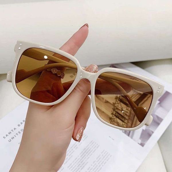 

gm retro fashionable sunglasses for men and women street shooting driving sun shade frame slim, White;black