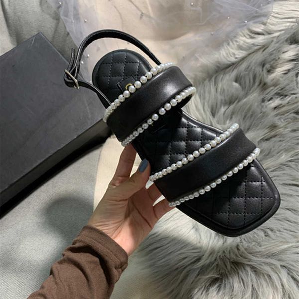 

2023 sandals for woman famous designer beach shoes flat quilted plaid cowhide womens slippers slingbacks open shoes metal c buckle pearls lu, Black