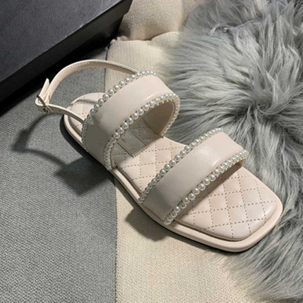 

2023 sandals for woman famous designer beach shoes flat quilted plaid cowhide womens slippers slingbacks open shoes metal c buckle pearls lu, Black