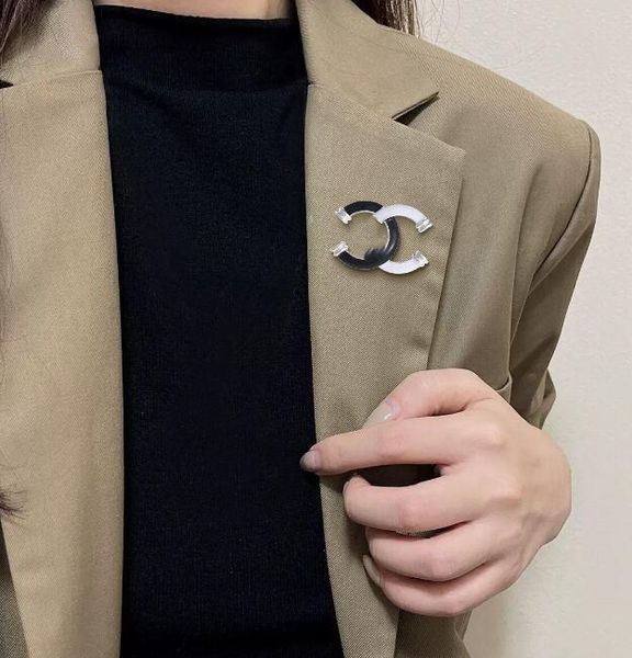 

famous brand luxurys desinger brooch women rhinestone pearl letter brooches suit pin fashion jewelry clothing decoration accessories, Gray