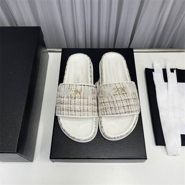 

fashion luxury slippers 2023 channel men and women summer sandals beach slippers herringbone slippers casual outdoor home cartoon slippers 0, Black