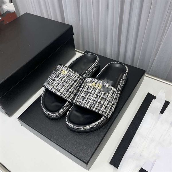 

fashion luxury slippers 2023 channel men and women summer sandals beach slippers herringbone slippers casual outdoor home cartoon slippers 0, Black