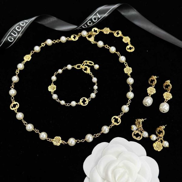 

fashion collection 2023 new luxury fashion jewelry for new neckchain pearl petal necklace women's double interlocking bracelet tassel e, Black