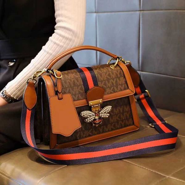 

classic 2023 luxurys designers shoulder bags leather handbags girl fashion women cross body premium sense tote bag totes bees bag handbag