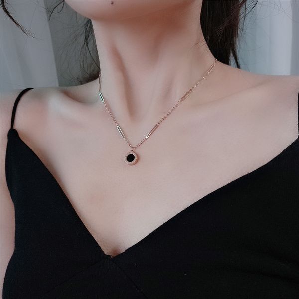 

High-grade black and white four-flower square chain necklace women's simple titanium steel jewelry wholesale