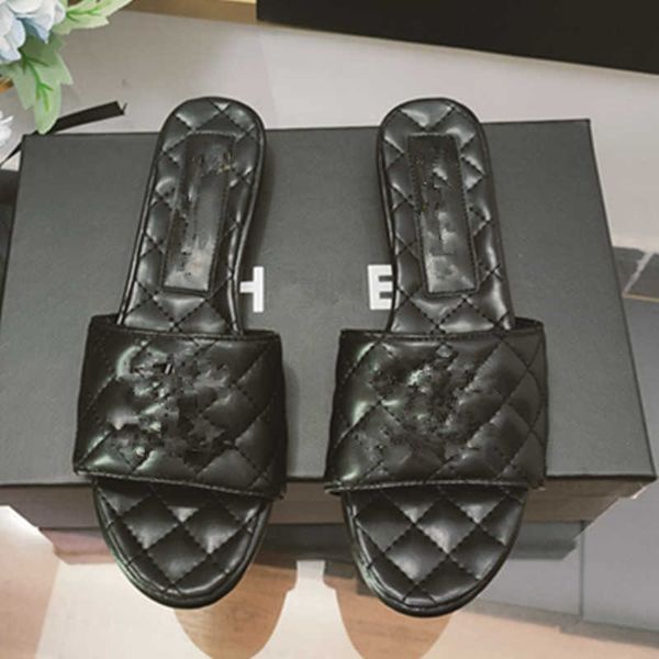 

2023 woman slippers sandals quality metal decor c chain buckle classic plaid quilted check grid fashion classics sandal women slipper shoes, Black