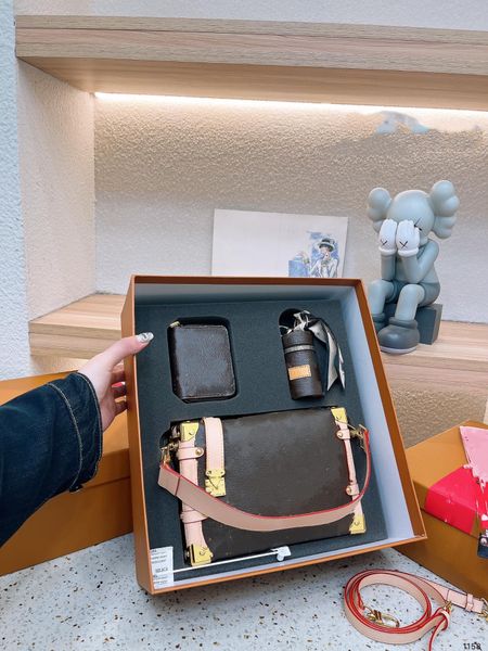 

2023 designer shoulder bag embossed wallet cosmetic bag three-in-one tote handbag luxury gift box packaging