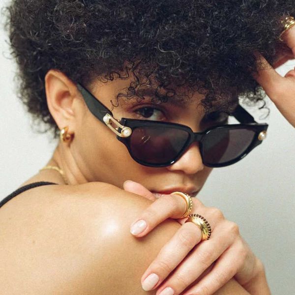 

2023 new triangle cat's eye high-grade pearl sunglasses ins plain sunglasses women's fashion glasses with box, Black