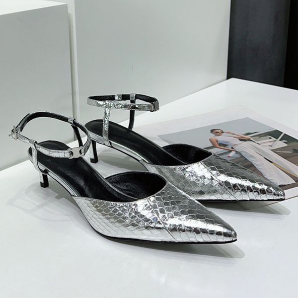 

dress shoes kitten with strap triomphes in metallic 3478 signature engraved on the buckle 2023s pointed white wedding shoes elegant celebrit, Black