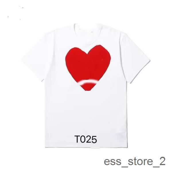 

2023 cdg fashion mens play t shirt designer red heart commes casual women s des badge garcons high quanlity tshirts cotton 7 001k, White;black