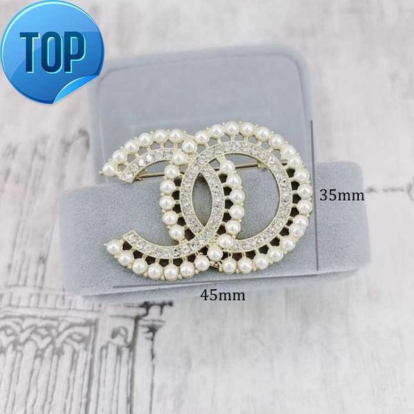 

lapel pins luxury women brand letter brooches 18k gold plated broche inlay crystal rhinestone jewelry designer brooch charm pearl pin men, Gray
