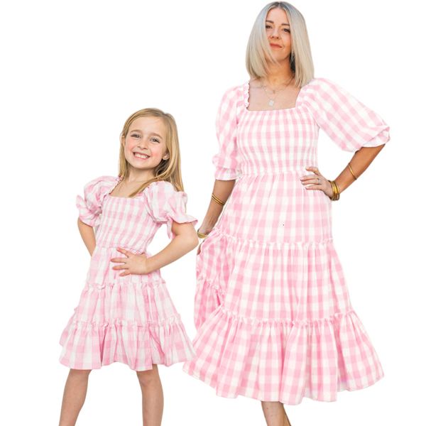 

family matching outfits summe mother daughter dresses pink grid spring look mommy and me clothes mom mum baby women girls dress 230310, Blue