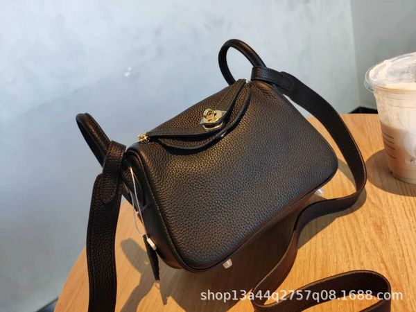 

2023 luxury designer bags original new versatile mother bag lindys cow leather doctor woman shoulder portable pillow medicine 3 62h7