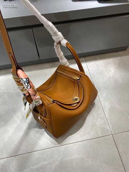 

2021 luxury bags original designer new lychee lindys bag mini leather women's doctor's hand one shoulder portable pillow qufz