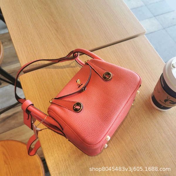 

designer luxury bags bag original 2023 new head layer cowhide lindys bag mini doctor leather shoulder pillow female y0y9