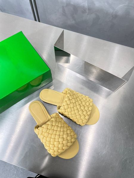 

for spring/summer 2023, the new braid flat slippers, the flat-line breaddrag, are worn out in stylish real leather, Black