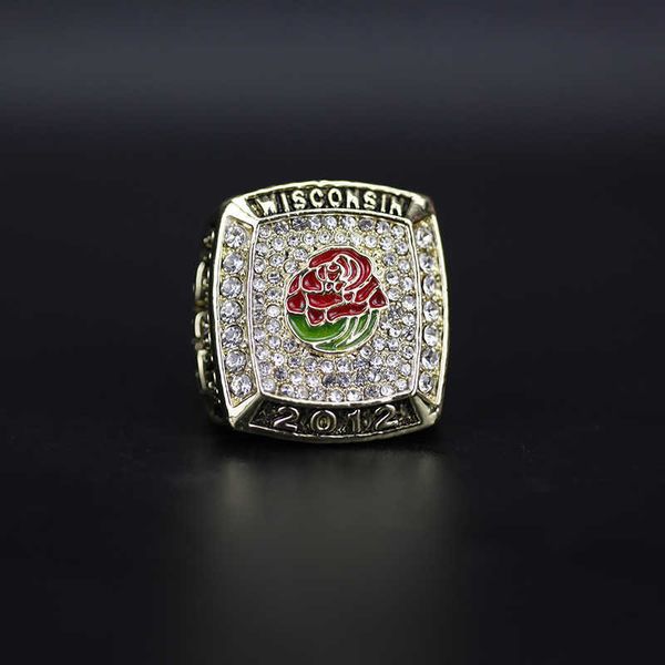 

2012 university of wisconsin ncaa champion ring flower design, Golden;silver
