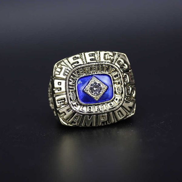 

1991 university of florida alligator ncaa champion ring, Golden;silver